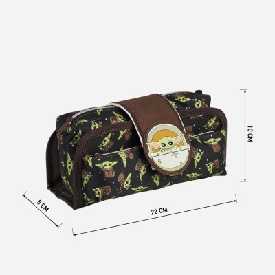 Estojo escolar preto com padrão Baby Yoda e fecho castanho com botão decorativo