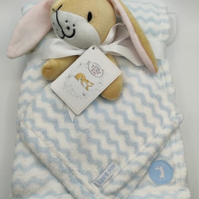 Manta azul clara e branca com peluche de coelho bege claro