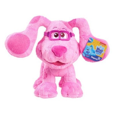 Pelúcia de cão rosa com óculos lilás e etiqueta colorida na orelha