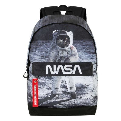 mochila preta e cinzenta com estampa de astronauta e texto NASA