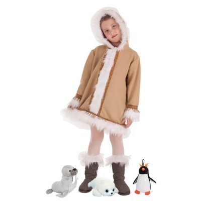 Menina com casaco castanho e botas com peluche foca e pinguim