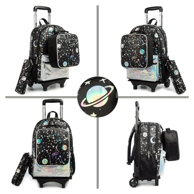 Conjunto mochila com carrinho preto com padrão espaço e planetas, estojo e saco adicionais.