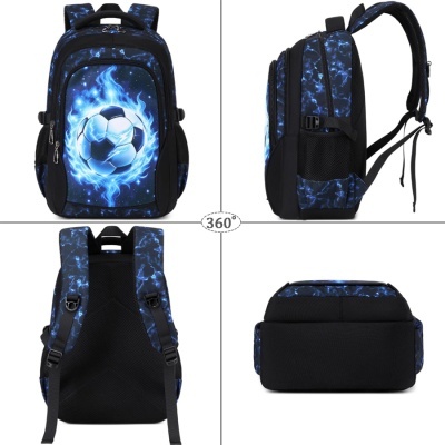 mochila preta e azul com bola de futebol em fogo azul