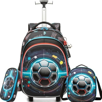 Conjunto mochila com carrinho, lancheira e estojo com padrão de bola de futebol azul e preto