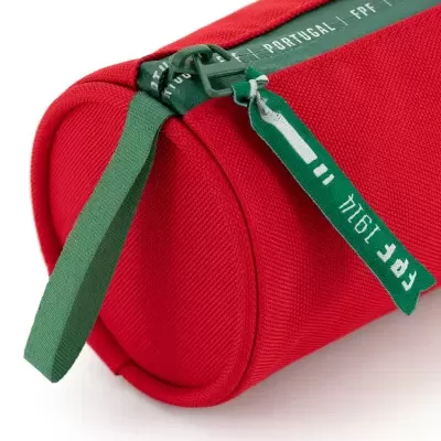 Estojo cilíndrico vermelho com fecho e detalhes verdes e texto branco.