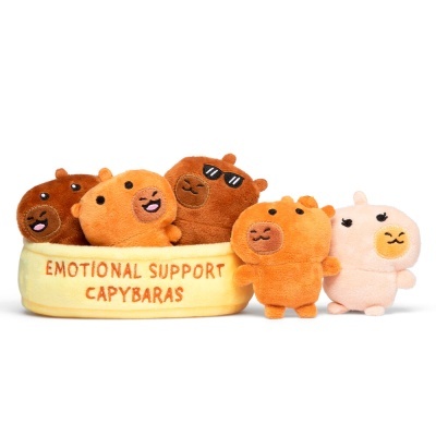 Peluches de capivaras coloridas dentro de cesto amarelo com texto