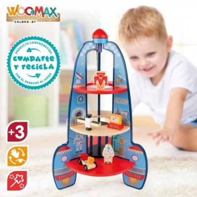 Brinquedo foguetão azul com peças para montar e menino ao fundo