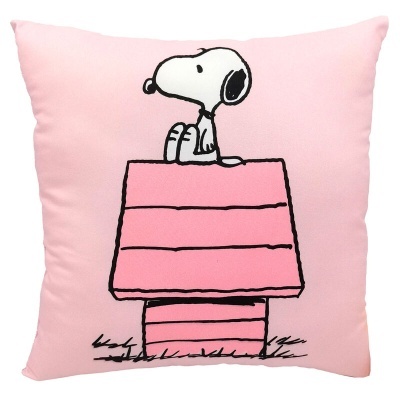 Almofada rosa com estampa do Snoopy sentado em uma casinha rosa
