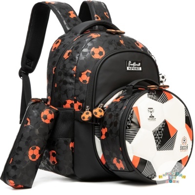 mochila infantil preta e laranja com padrão bolas de futebol e bolso frontal redondo com desenho de bola