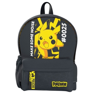 Mochila preta com estampa de Pikachu amarelo e textos relacionados ao personagem