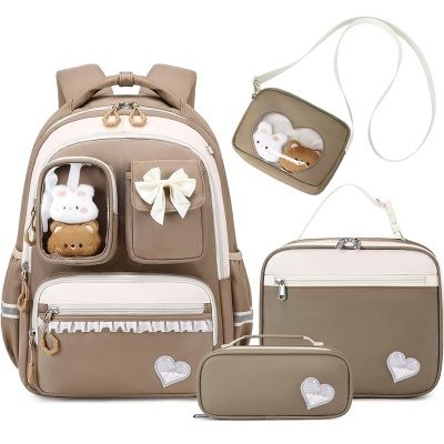 Conjunto de mochila, lancheira, carteira e bolsa castanha clara com detalhes em branco e aplicações de bonecos de coelho e urso.