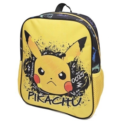 mochila amarela com desenho do Pikachu em fones de ouvido