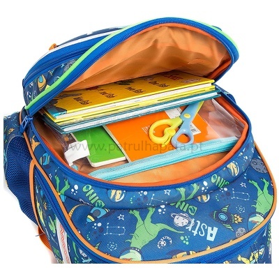 Mochila azul infantil com padrão colorido aberta mostrando livros, cadernos, tesoura e estojo transparente