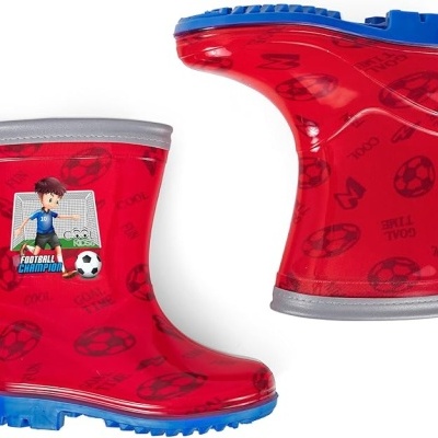 Botas de chuva vermelhas para criança com detalhes azuis e padrão de bolas de futebol