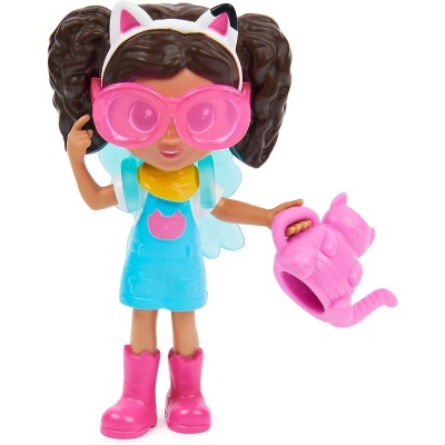 Boneca com cabelo castanho e acessórios rosa