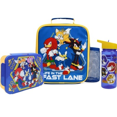 Conjunto escolar azul e amarelo com personagens Sonic e texto LIFE IN THE FAST LANE