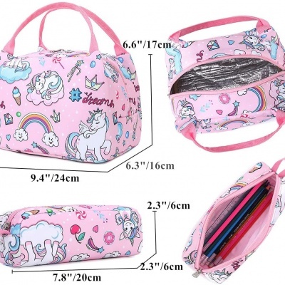 Sacos térmicos cor-de-rosa com estampa de unicórnios e arco-íris, com alças e fechos de correr.