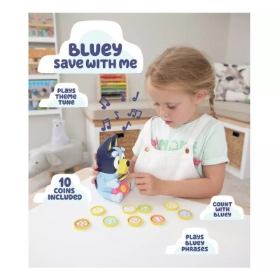Criança a brincar com brinquedo Bluey Save With Me e moedas coloridas sobre mesa branca