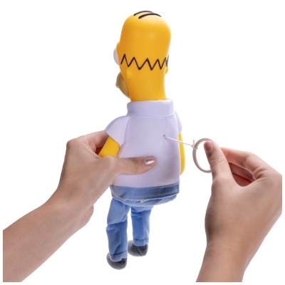 Boneco de Homer Simpson a ser limpo com fio dental