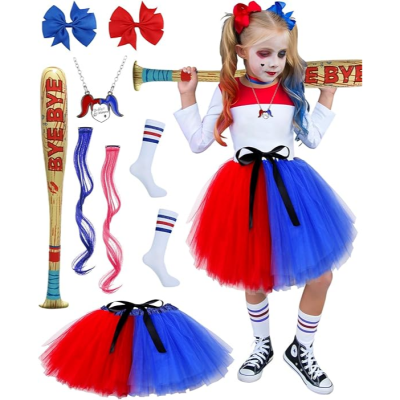 Fato infantil vermelho e azul com acessórios incluindo taco de madeira com texto BYE BYE