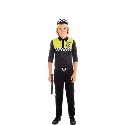 Menino com fato de polícia infantil preto e amarelo com padrão xadrez, boné e bastão