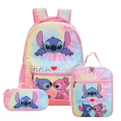 Conjunto escolar com mochila, lancheira e estojo estampados com personagem Stitch e padrão tie-dye colorido.
