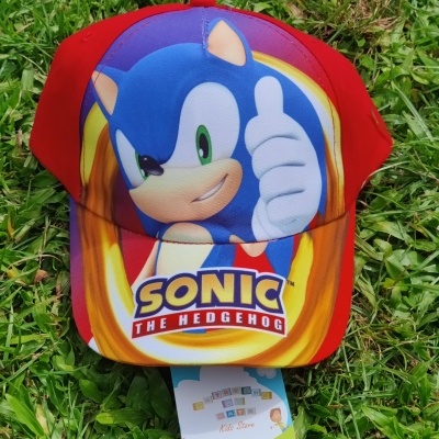 Boné vermelho infantil com estampa do Sonic The Hedgehog e etiqueta da marca PatruishopKidsStore