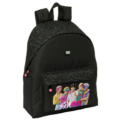 Mochila preta com imagem de rapazes animados e texto colorido