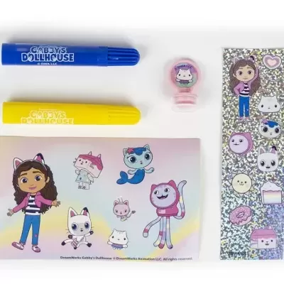 Conjunto com canetas, bloco de notas e régua decorados com personagens de desenhos animados e gatos