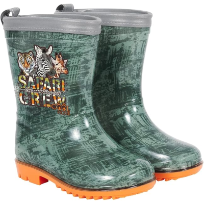 Galochas verdes com textura, sola laranja e ilustração de animais com texto Safari Crew.