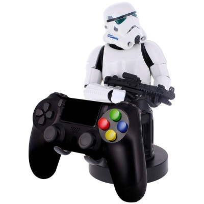 Figura de stormtrooper branca com comando de videojogo preto com botões coloridos