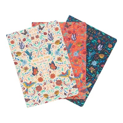 Três cadernos coloridos com padrões florais e borboletas