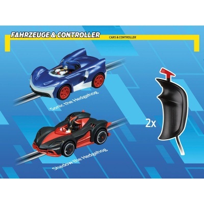 Dois carrinhos de brinquedo Sonic e Shadow the Hedgehog com dois comandos pretos e vermelhos sobre fundo azul