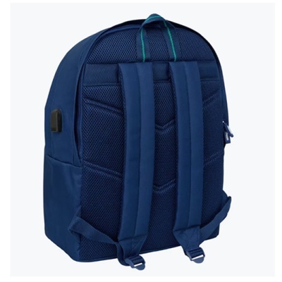 Mochila azul escura vista de trás com alças acolchoadas e botão USB na lateral.
