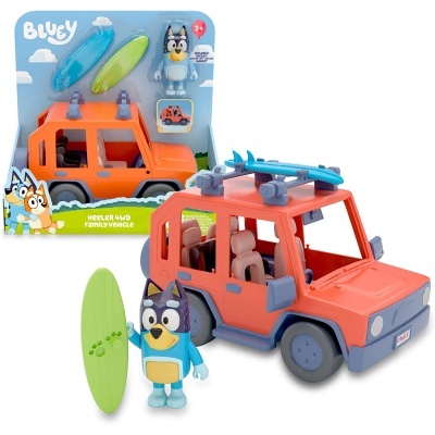Brinquedo carro laranja 4x4 com figura Bluey azul a segurar prancha verde e duas pranchas adicionais