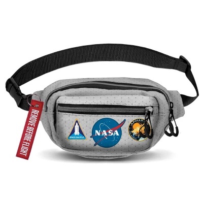 Pochete cinzenta com emblemas NASA e etiqueta removível vermelha