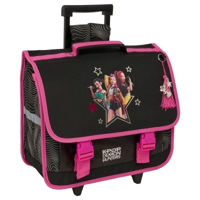 Mala de rodinhas preta e rosa com estampa de personagens femininas e chaveiro decorativo