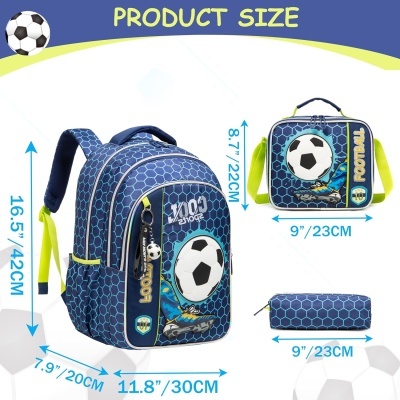 Conjunto escolar azul com mochila, lancheira e estojo com tema de futebol