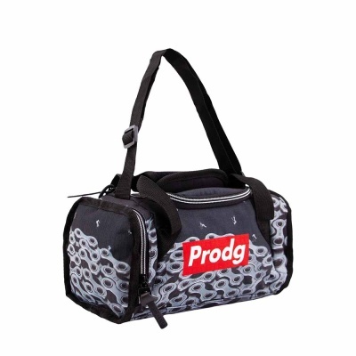 Bolsa pequena preta com padrão cinza e etiqueta vermelha 'Prodg'