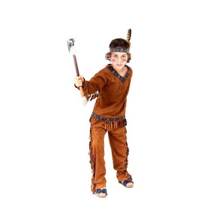 Criança com fato tribal castanho e machado de brinquedo