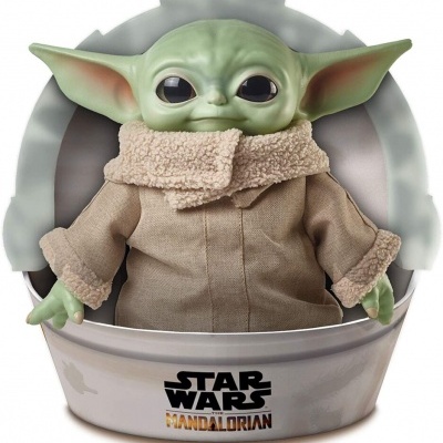 Boneco de peluche Baby Yoda numa base com texto Star Wars Mandalorian