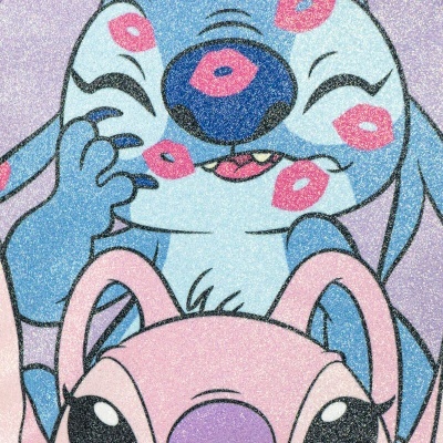 Personagens Stitch e Angel da Disney com marcas de beijo cor de rosa