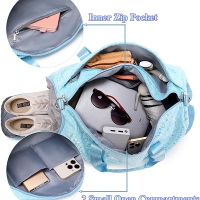 Mala azul clara com bolsos interiores e vários objetos dentro