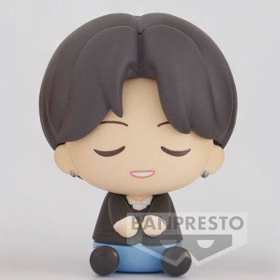 Figura vinil desenho animado cabelo castanho, roupa preta e azul sentada