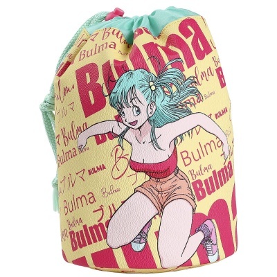 Saco mochila com estampa da personagem Bulma e nome repetido em amarelo, rosa e azul