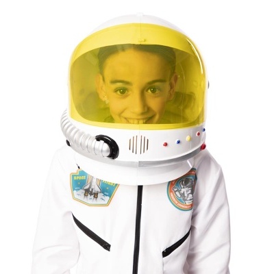 Criança com fato de astronauta e capacete amarelo