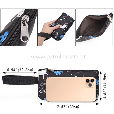 Carteira preta com padrão de unicórnio e planetas com alça de pulso