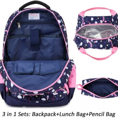 Conjunto mochila azul escuro com padrão de unicórnios, saco de almoço e estojo rosa e azul escuro.