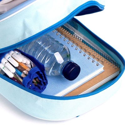 Mochila azul claro aberta com cadernos, garrafa de água e estojo de lápis e canetas