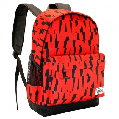 Mochila vermelha com padrão preto da palavra MARVEL